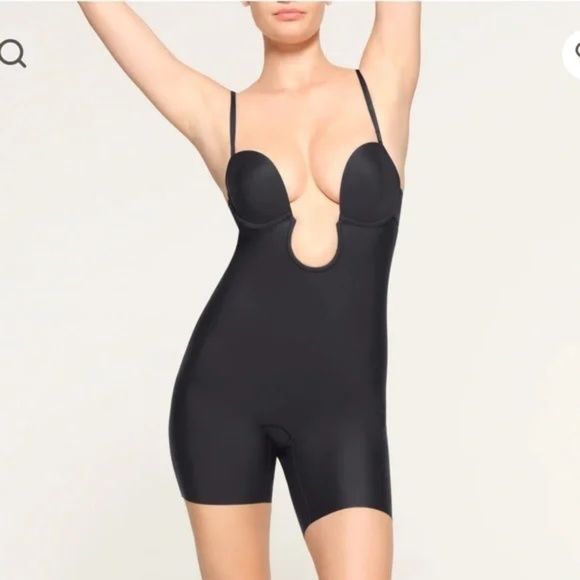 Skims Deep Plunge Shapewear Mid Thigh Bodysuit Black NWT NEW Small Onyx - Picture 1 of 7